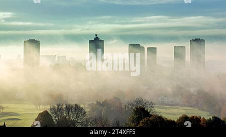 Glasgow, Scozia, Regno Unito. 2 novembre 2023. Tempo nel Regno Unito: La pioggia battente ha visto la nebbia di terra al mattino presto sul campo da golf di Knightswood, sulle città di scotstoun e sulla città. Credit Gerard Ferry/Alamy Live News Foto Stock