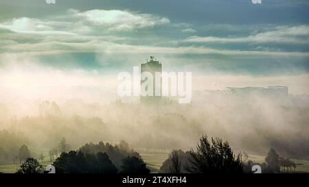 Glasgow, Scozia, Regno Unito. 2 novembre 2023. Tempo nel Regno Unito: La pioggia battente ha visto la nebbia di terra al mattino presto sul campo da golf di Knightswood, sulle città di scotstoun e sulla città. Credit Gerard Ferry/Alamy Live News Foto Stock