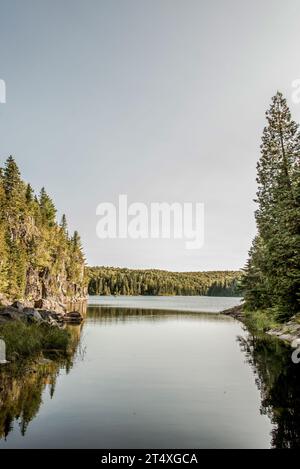 Vista sulla foresta vicino al lago nel parco nazionale la Mauricie di Quebec, Canada, in una splendida giornata. Foto Stock