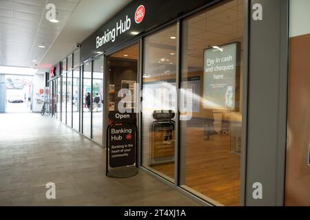 LONDRA, 30 OTTOBRE 2023: Ufficio postale Banking Hub all'interno dell'Oaks Shopping Centre, un'unica sede in cui sono rappresentate più banche. Foto Stock