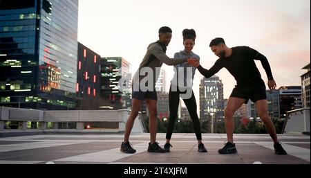 Amici, gruppi o runner con le mani insieme all'aperto per allenarsi, allenarsi o motivarsi durante l'allenamento. Atleta, uomini e donne o cinque per la squadra Foto Stock
