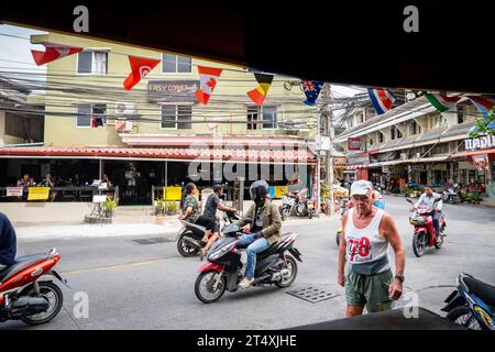 Una vista della ben nota curva stretta su Soi Buakhao a Pattaya, Thailandia. Di fronte si trova l'Easy Corner Bar & Guesthouse. Un flusso di tutti i tipi di veicoli. Foto Stock