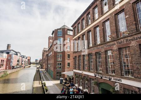 Chester, Cheshire, Inghilterra, 22 aprile 2023. Il ristorante Thai Teppan-Yaki e il pub Old Harkers Arms contro il canale. Foto Stock