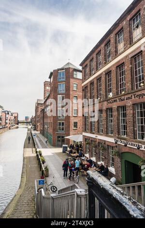 Chester, Cheshire, Inghilterra, 22 aprile 2023. Il ristorante Thai Teppan-Yaki e il pub Old Harkers Arms contro il canale. Foto Stock