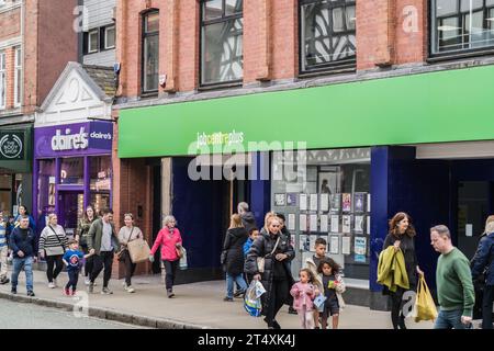 Chester, Cheshire, Inghilterra, 22 aprile 2023. Le persone passano davanti all'ufficio di collocamento Job Center Plus e al negozio di accessori di Claire. Foto Stock