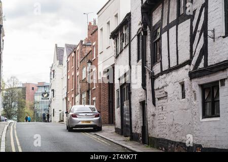 Chester, Cheshire, Inghilterra, 22 aprile 2023. Auto d'argento parcheggiata nel vicolo con edifici tradizionali, illustrazione editoriale di viaggio. Foto Stock