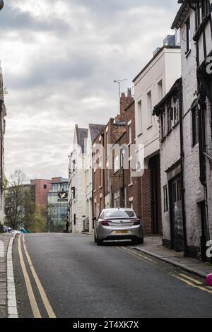 Chester, Cheshire, Inghilterra, 22 aprile 2023. Auto d'argento parcheggiata nel vicolo con edifici tradizionali, illustrazione editoriale di viaggio. Foto Stock