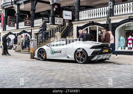 Chester, Cheshire, Inghilterra, 22 aprile 2023. White Lamborghini Huracan EVO Spyder, negozio di fotografia all'esterno, illustrazione per la vendita al dettaglio di automobili. Foto Stock