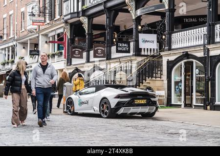 Chester, Cheshire, Inghilterra, 22 aprile 2023. White Lamborghini Huracan EVO Spyder, negozio di fotografia all'esterno, illustrazione per la vendita al dettaglio di automobili. Foto Stock