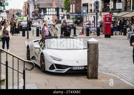 Chester, Cheshire West, Inghilterra, 22 aprile 2023. White Lamborghini Huracan EVO Spyder, illustrazione editoriale di lusso per auto. Foto Stock