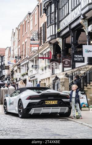 Chester, Cheshire, Inghilterra, 22 aprile 2023. White Lamborghini Huracan EVO Spyder, negozio di fotografia all'esterno, illustrazione per la vendita al dettaglio di automobili. Foto Stock