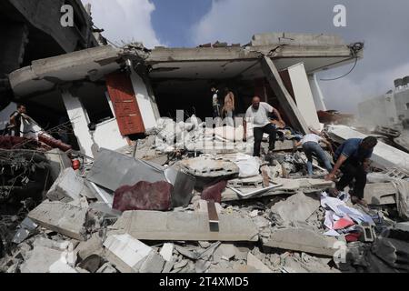 I palestinesi conducono un'operazione di ricerca e salvataggio dopo l'attacco dell'esercito israeliano al campo profughi di Maghazi i palestinesi conducono un'operazione di ricerca e salvataggio dopo l'attacco dell'esercito israeliano al campo profughi di Maghazi nella città di Gaza, Gaza, il 2 novembre 2023. Foto di Naaman Omar apaimages Maghazi Striscia di Gaza territorio palestinese 021123 Maghazi NAA 0020 Copyright: XapaimagesxNaamanxOmarxxxapaimagesx credito: Imago/Alamy Live News Foto Stock