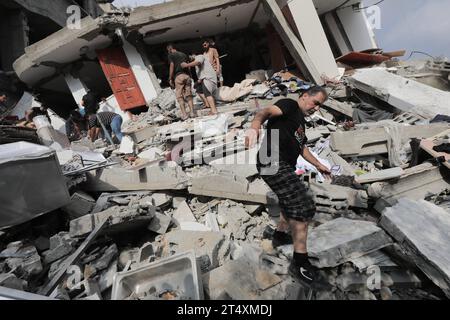 I palestinesi conducono un'operazione di ricerca e salvataggio dopo l'attacco dell'esercito israeliano al campo profughi di Maghazi i palestinesi conducono un'operazione di ricerca e salvataggio dopo l'attacco dell'esercito israeliano al campo profughi di Maghazi nella città di Gaza, Gaza, il 2 novembre 2023. Foto di Naaman Omar apaimages Maghazi Striscia di Gaza territorio palestinese 021123 Maghazi NAA 0022 Copyright: XapaimagesxNaamanxOmarxxxapaimagesx credito: Imago/Alamy Live News Foto Stock