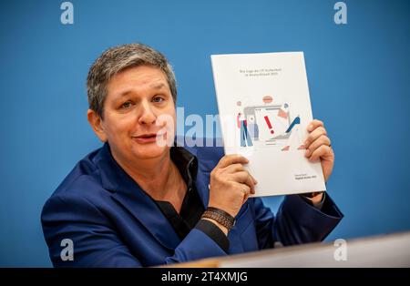 Berlino, Germania. 2 novembre 2023. Claudia Plattner (l), presidente dell'Ufficio federale tedesco per la sicurezza delle informazioni (BSI), presenta il Management Report 2023 del BSI. Crediti: Michael Kappeler/dpa/Alamy Live News Foto Stock