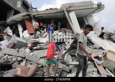 I palestinesi conducono un'operazione di ricerca e salvataggio dopo l'attacco dell'esercito israeliano al campo profughi di Maghazi i palestinesi conducono un'operazione di ricerca e salvataggio dopo l'attacco dell'esercito israeliano al campo profughi di Maghazi nella città di Gaza, Gaza, il 2 novembre 2023. Foto di Naaman Omar apaimages Maghazi Striscia di Gaza territorio palestinese 021123 Maghazi NAA 0015 Copyright: XapaimagesxNaamanxOmarxxxapaimagesx credito: Imago/Alamy Live News Foto Stock