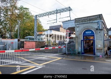 LONDRA, 30 OTTOBRE 2023: Stazione ferroviaria centrale di Acton e attraversamento stradale. London Overland, linea ferroviaria nella zona ovest di Londra Foto Stock