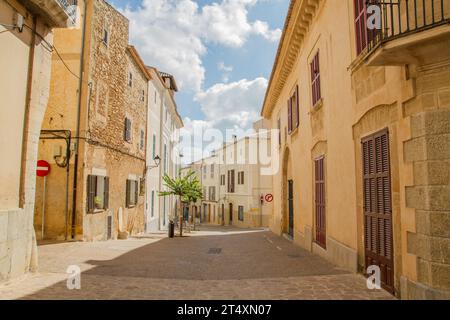 Edifici della città vecchia di Artá, isola di Maiorca, isole Baleari, Spagna Foto Stock