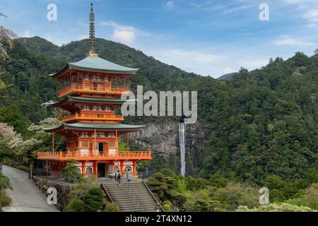 Nachikatsuura, Wakayama, Giappone - 5 aprile 2023; pagoda a 3 piani Tempio buddista Seiganto-ji Tendai, sito patrimonio dell'umanità dell'UNESCO con cascata Nachi i. Foto Stock