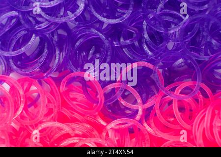 Fasce elastiche rosa e viola per tessere bracciali per bambina/ragazza Foto Stock