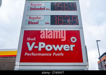 LONDRA, 31 OTTOBRE 2023: Logo della stazione di servizio shell. Multinazionale britannica del petrolio e del gas Foto Stock