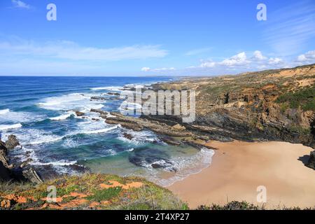 Spiaggia di Praia da barca grande con splendide rocce e scogliere nella costa di Alentejo, Portogallo Foto Stock