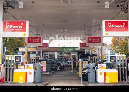 LONDRA, 31 OTTOBRE 2023: Logo della stazione di servizio shell. Multinazionale britannica del petrolio e del gas Foto Stock