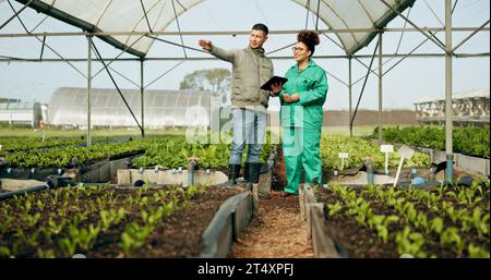 Uomo, donna e tablet nel giardinaggio in serra o in agricoltura, crescita del terreno o attività di compost. Agricoltore, lavoro di squadra e sporcizia vegetale o ispezione Foto Stock