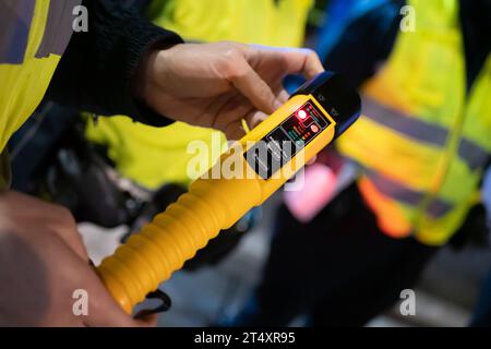 Alcool test etilometro,, funzionario di polizia mostra il dispositivo Foto  stock - Alamy