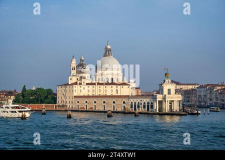 Basilica di Santa Maria della salute e Dogana di Mare (dogana) all'ingresso meridionale del Canal grande a Venezia, regione Veneto, Italia Foto Stock