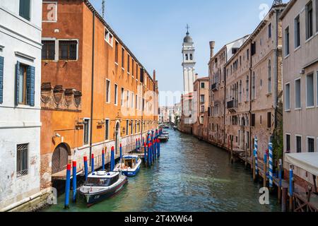 Vista del canale Rio dei Greci dal Ponte de la Pieta, con il campanile pendente della Chiesa di San Giorgio dei Greci oltre Venezia, regione Veneto, Italia Foto Stock