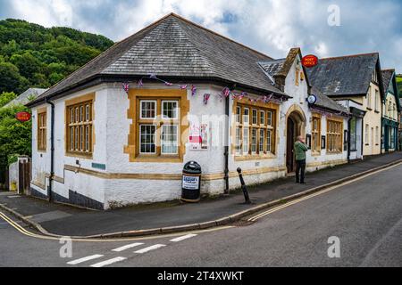 Ufficio postale di Lynton, con bendaggi in pietra di Bath a bifore. È un buon esempio di architettura municipale del periodo 1930. Lynton, Devon, Regno Unito. Foto Stock