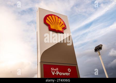 LONDRA, 31 OTTOBRE 2023: Logo della stazione di servizio shell. Multinazionale britannica del petrolio e del gas Foto Stock