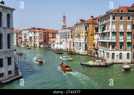 Vista del Canal grande guardando a nord dal Ponte di Rialto a Venezia, regione Veneto, Italia Foto Stock