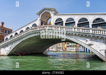 Turisti sul Ponte di Rialto che attraversa il Canal grande a Venezia, regione Veneto, Italia Foto Stock