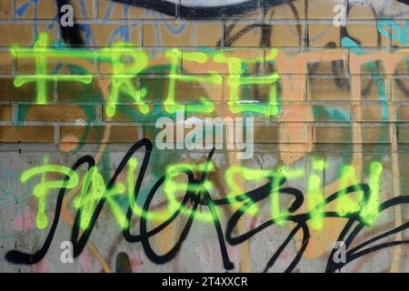 FREE PALESTIN - Wandbotschaft - Auflösung Israels als eigenständiger Staat - Berlino, Deutschland, DEU, GER, 01.11.2023 - Berlin-Mitte: Politischer protesta im öffentlichen Raum für die Freiheit Palästinas. Mattina 7. Oktober überfiel die islamistische Terror-Organisation Hamas den Staat Israele. DAS Ziel der Hamas ist die Zerstörung Israels. Die islamische Hamas strebt die Errichtung eines islamischen Gottesstaates Palästina an. Die Hamas ist eine palästinensische, Organizzazione nazionale-islamistische. *** LIBERO PALESTIN Wall Message dissoluzione di Israele come stato indipendente Berlino, Germania, DEU, G Foto Stock