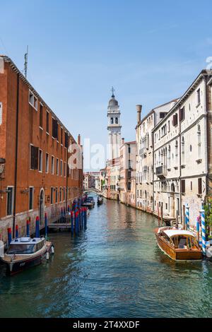 Vista del canale Rio dei Greci dal Ponte de la Pieta, con il campanile pendente della Chiesa di San Giorgio dei Greci oltre Venezia, regione Veneto, Italia Foto Stock