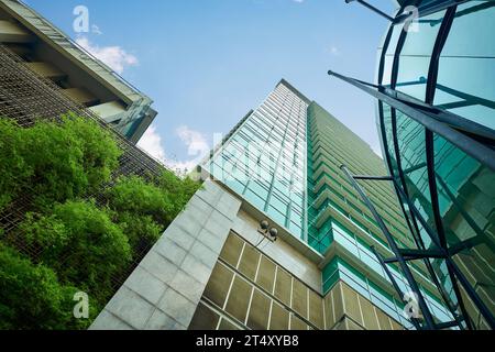 Bassa angolazione degli edifici moderni e verde con cielo chiaro dello sfondo. Foto Stock
