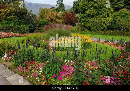 Aiuole colorate fiori in Hope Park giardini pubblici in estate Keswick Cumbria Inghilterra Regno Unito Regno Unito Gran Bretagna Foto Stock