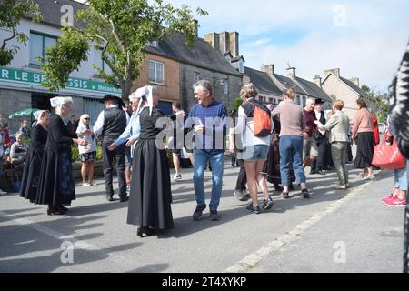 Ballerini tradizionali bretoni Fest-Noz con membri del pubblico a Guerlesquin, Finistère, Bretagne Breizh Bretagna, Francia, estate 2023 Foto Stock