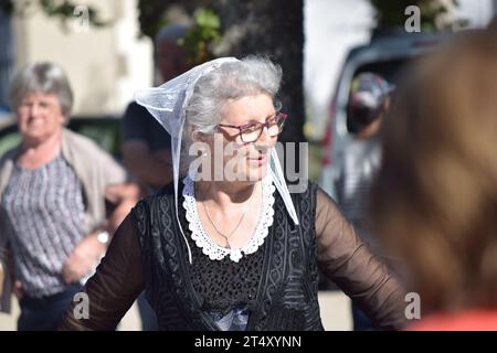 Tradizionale bretone Fest Noz ballerina popolare femminile a Guerlesquin, Finistère, Breizh Bretagna, Bretagne, Francia, estate 2023 Foto Stock