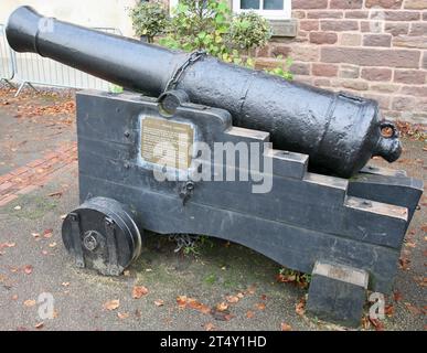 Una vista ravvicinata di un grande cannone, nei terreni di Astley Hall, Astley Park, Chorley, Lancashire, Regno Unito, Europa Foto Stock