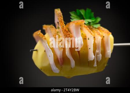 Patate crude preparate per la cottura, con strutto isolato su fondo nero Foto Stock