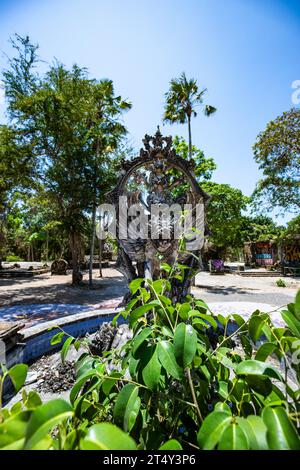 Un ex parco acquatico e di divertimento recuperato dalla natura, luogo perduto. Taman Festival Bali, Padang Galak, Bali, Indonesia Foto Stock