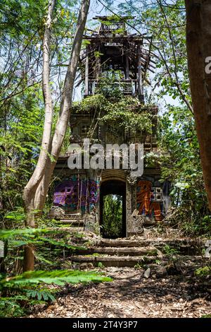 Un ex parco acquatico e di divertimento recuperato dalla natura, luogo perduto. Taman Festival Bali, Padang Galak, Bali, Indonesia Foto Stock