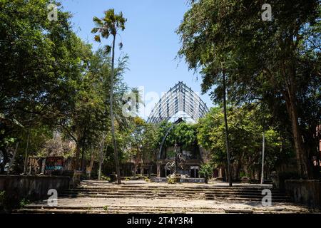 Un ex parco acquatico e di divertimento recuperato dalla natura, luogo perduto. Taman Festival Bali, Padang Galak, Bali, Indonesia Foto Stock