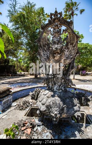 Un ex parco acquatico e di divertimento recuperato dalla natura, luogo perduto. Taman Festival Bali, Padang Galak, Bali, Indonesia Foto Stock