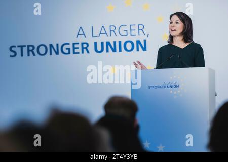 Berlino, Germania. 2 novembre 2023. Annalena Baerbock (Buendnis 90/The Green), Ministro federale degli Esteri, ha preso parte alla conferenza "Un'Unione più grande e più forte" al Ministero degli Esteri di Berlino, 2 novembre 2023. Credito: dpa/Alamy Live News Foto Stock