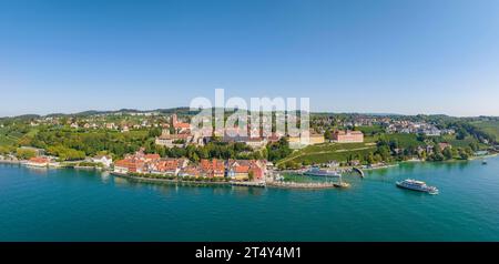 Panorama aereo della città di Meersburg con la passeggiata sul lago e il porto, il distretto del lago di Costanza, Baden-Wuerttemberg, Germania Foto Stock