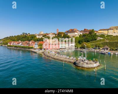 Vista aerea della città di Meersburg con la passeggiata sul lago e il molo del porto, il distretto del lago di Costanza, Baden-Wuerttemberg, Germania Foto Stock