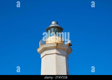 Faro, parte superiore, dettaglio, cielo nuvoloso blu, faro di Levante, isola di Lampedusa, provincia di Agrigento, isole pelagiche, Sicilia, Italia Foto Stock